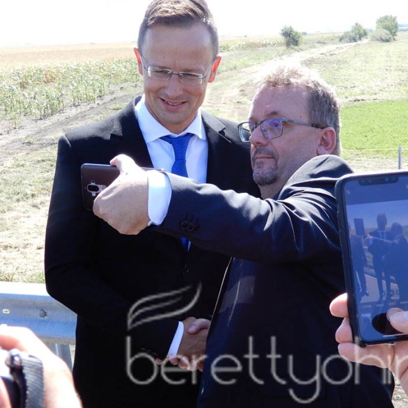 Átadták az M4-es autópálya Ártándig tartó szakaszát29